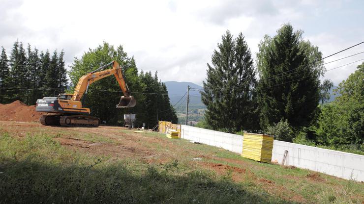 Kod Plitvica niče 'Ranč milijunaša'. Mještani: Za nas nema vode, za vile ima