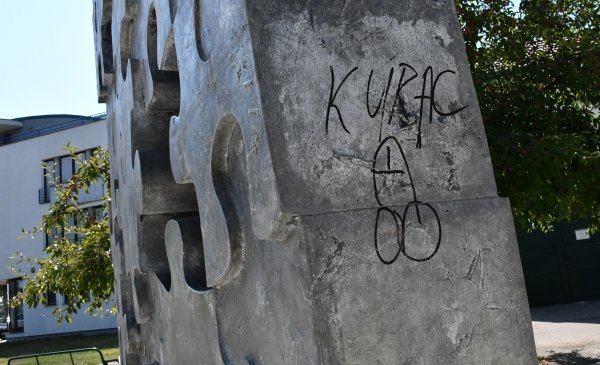 Vandalizam nad spomenikom koji čuva uspomenu na 28 poginule djece