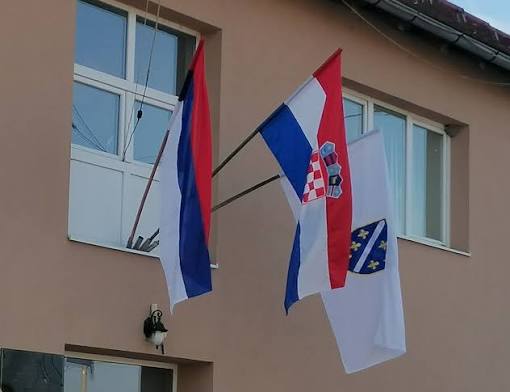 Čekićem na grb Republike Hrvatske: 51-godišnjak oštetio državnu ploču u Vojniću