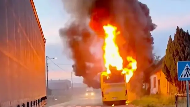 Autobus izgorio u Rajiću, promet na DC544 privremeno obustavljen