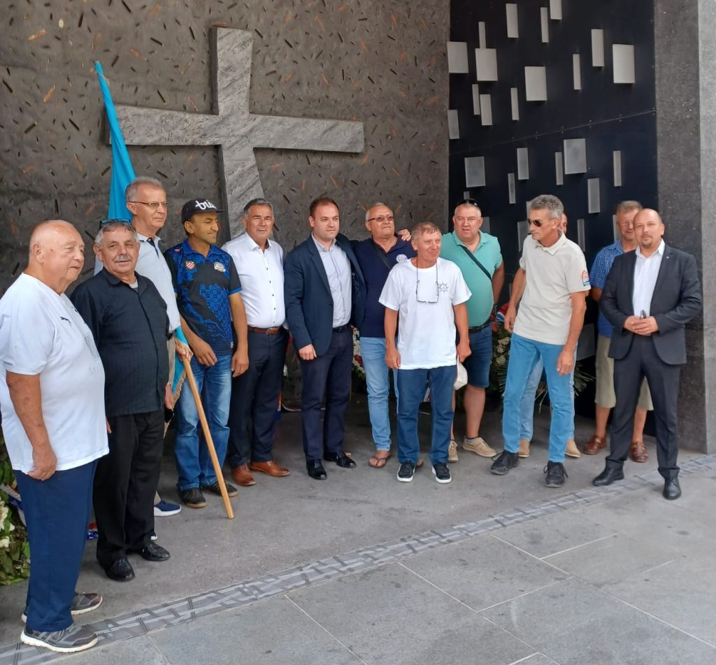14. kolovoza 1991. – Petnaestorica policajaca i jedan civil iz Gline dočekali slobodu u Tepljuhu