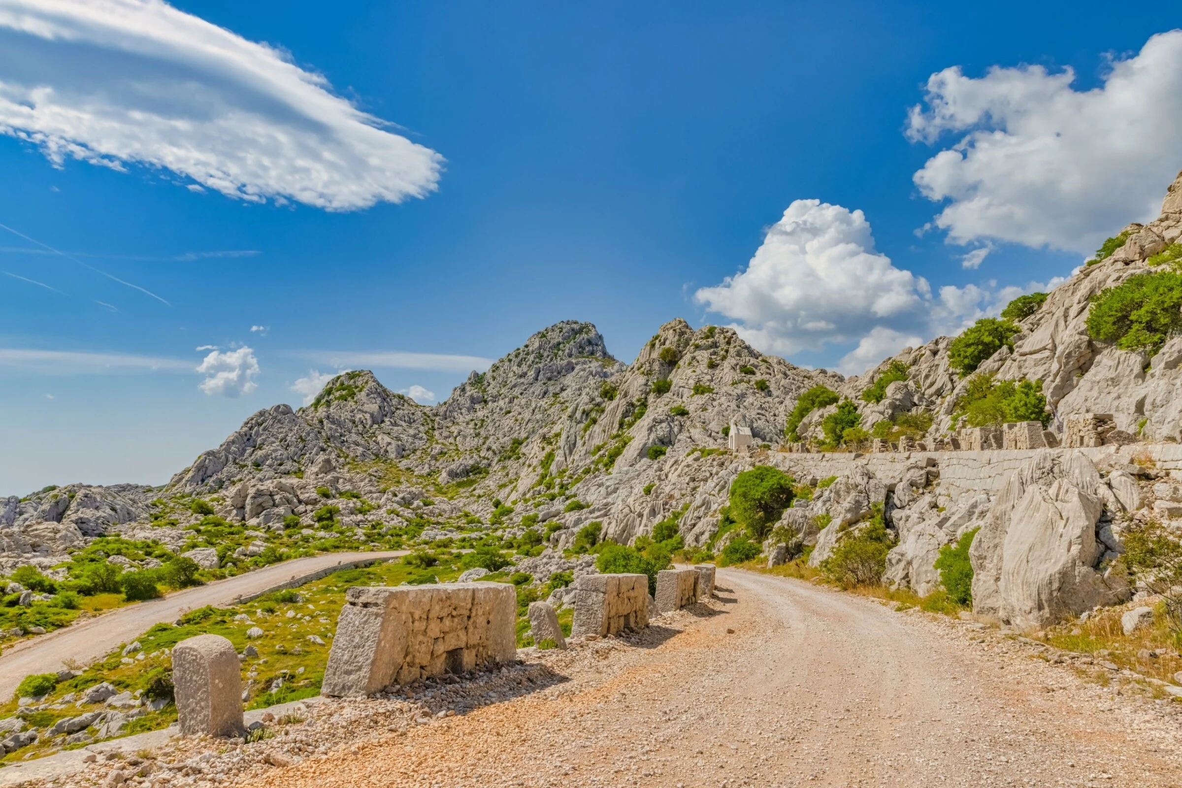 Na putu do mora ugasili smo navigaciju i skrenuli s autoceste na najljepšu cestu u Hrvatskoj! Vožnju ćemo pamtiti cijeli život