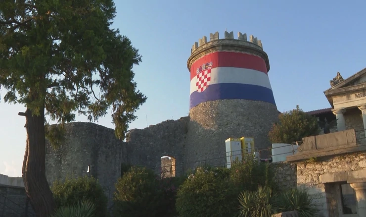 Postavljanjem hrvatske zastave na Trsatskoj gradini počelo obilježavanje Dana pobjede