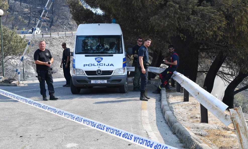 Dobila kaznenu prijavu Kanađanka uhićena zbog podmetanja požara! Imala dvojicu pomagača, policija raspisala potragu