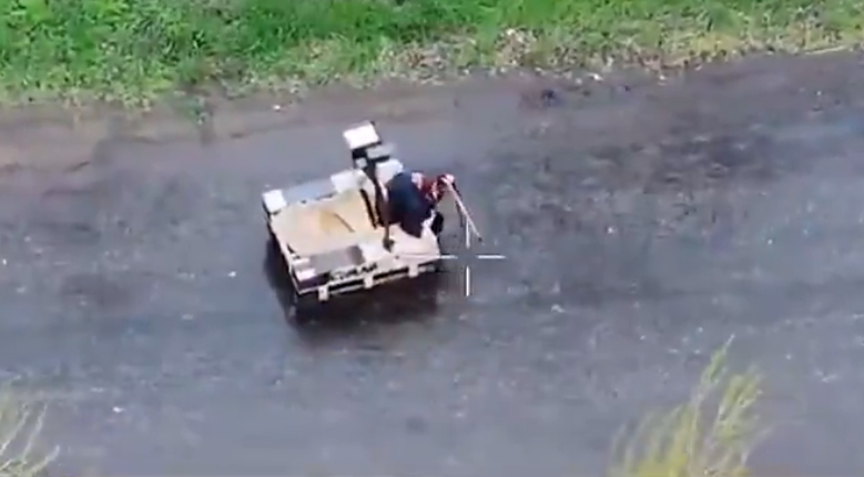 Ukrajinski robot spasio staricu iz zone granatiranja kod Lymana