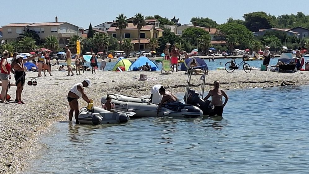 Stigli ronioci Počela velika akcija na otoku: Dižu se ilegalni privezi brodica, vlasnici nemaju kamo