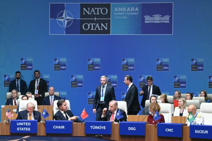 Turski predsjednik Erdogan svim čelnicima na summitu NATO-a poklonio gravirane pištolje i streljivo