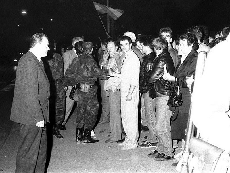 Slavonski Brod, 5. svibanj 1991. godine. Prosvjed građana ispred bivše kasarne “Ivan Senjug – Ujak