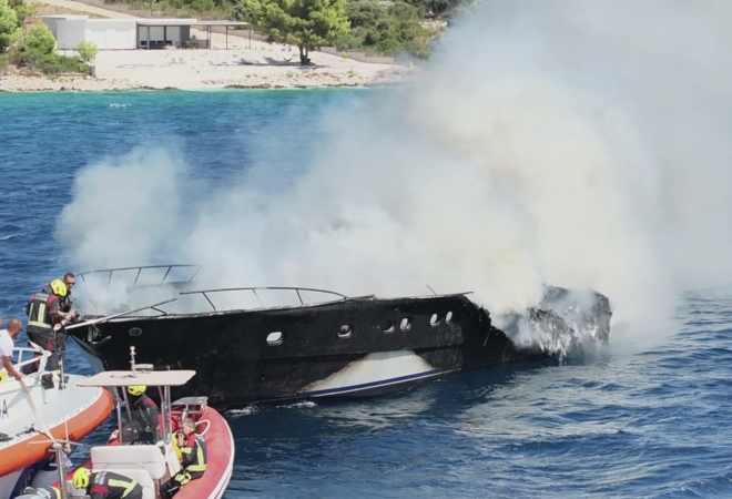 Drama kod Trogira: Jahta koja je gorjela potonula tijekom tegljenja, šestero ljudi spašeno