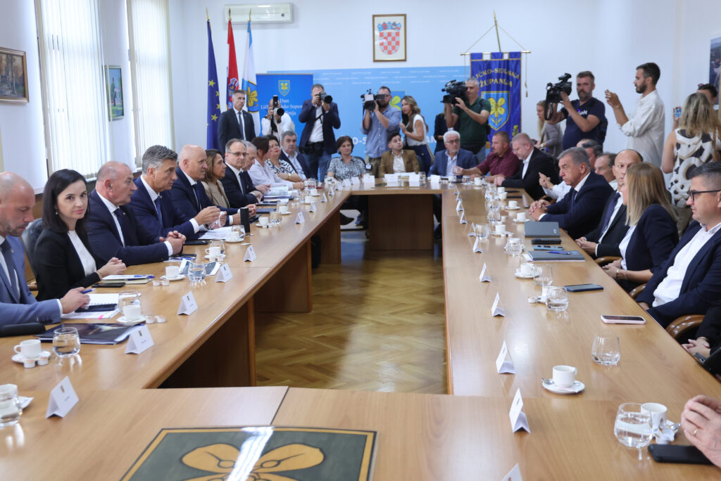 Plenković u Gospiću: Ubrzat ćemo sanaciju ilegalnog odlagališta na bivšem PPK Velebit