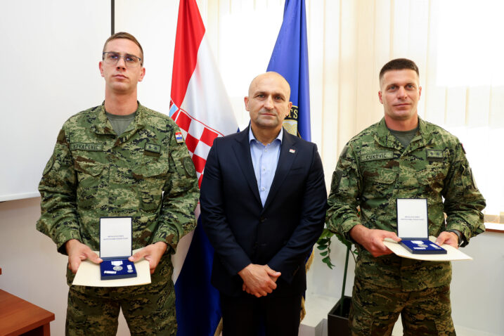 Anušić uručio medalje hrvatskim vojnicima koji su u Litvi spasili život nakon teške prometne nesreće