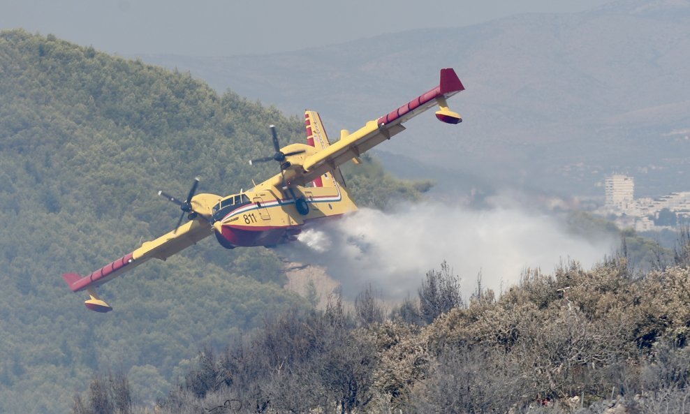 Vatrogasci gase požar u Konavlima: Vatra iz BiH prešla na hrvatski teritorij