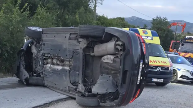Policijski presretač završio na krovu tijekom potjere u Splitu, dvojica policajaca lakše ozlijeđena