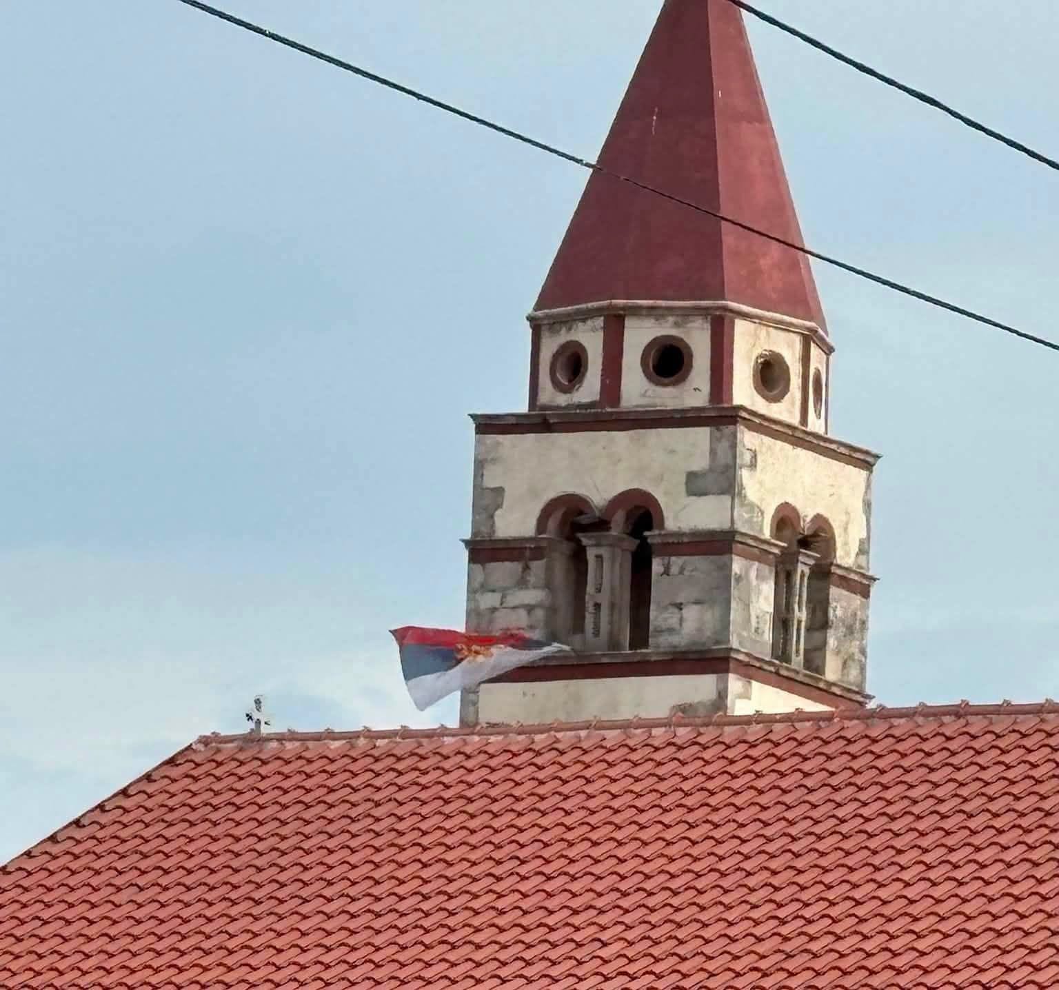Zastava Republike Srbije na crkvi u Karinu Donjem: što zakon stvarno kaže i gdje završavaju činjenice, a počinju sumnje