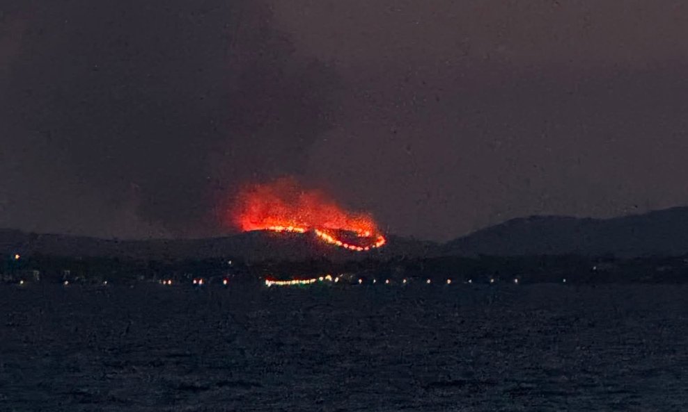 Požar na Dugom otoku: Vatra se širi, vatrogasci brane kuće i vikendice