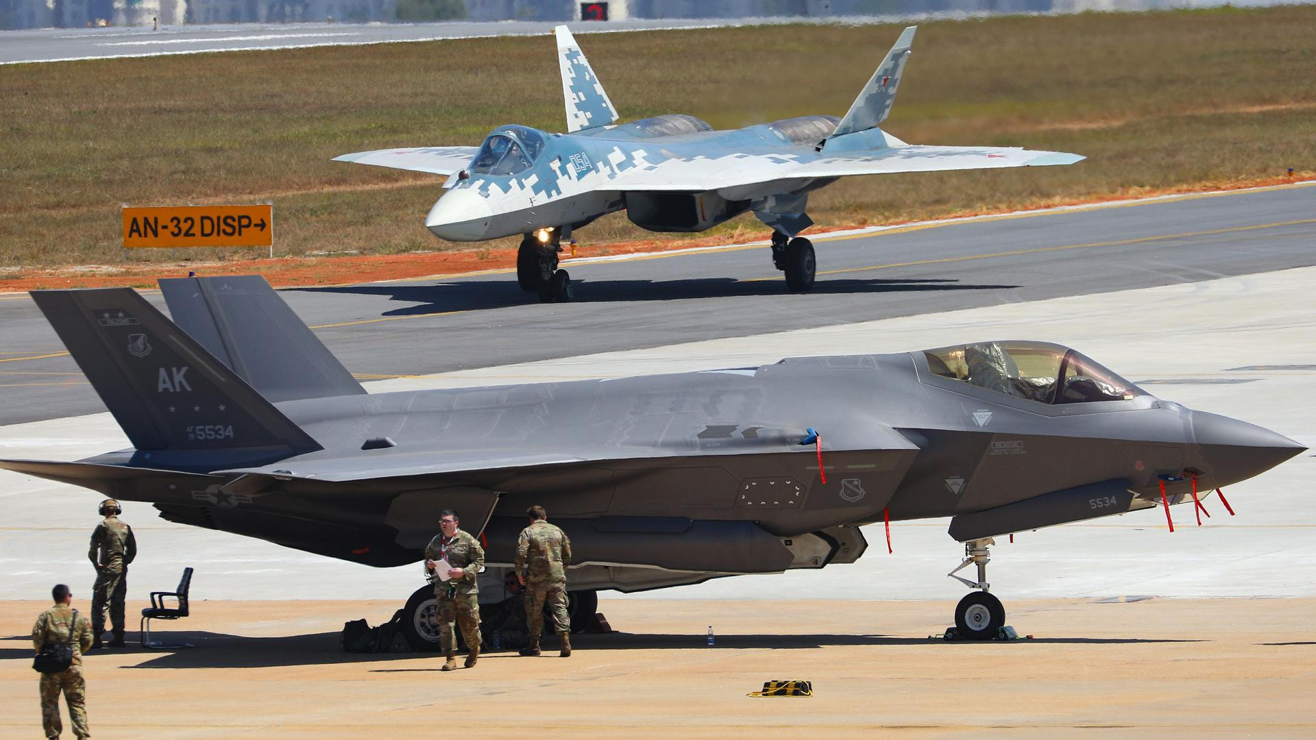 F-35A i Su-57 u pozadini na Aero India air showu