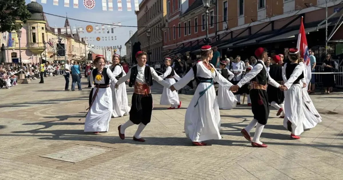 61. VINKOVAČKE JESENI Više od 1800 najmlađih čuvara tradicije svečanim mimohodom preuzelo Vinkovce